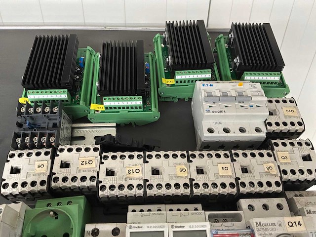 Partij elektrische componenten - afbeelding 1 van  1