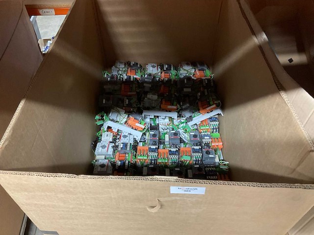 Partij elektrische componenten - afbeelding 1 van  2