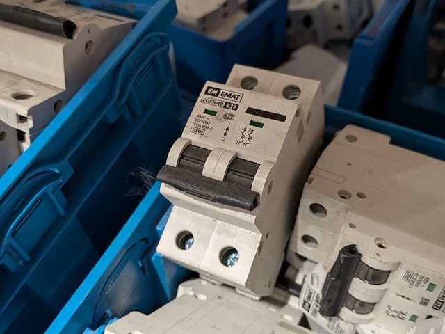 Partij elektrische installatiecomponenten - afbeelding 2 van  19