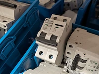 Partij elektrische installatiecomponenten - afbeelding 2 van  19