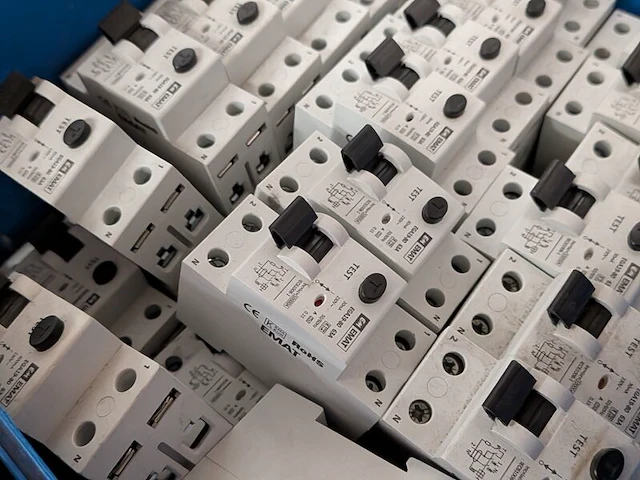 Partij elektrische installatiecomponenten - afbeelding 7 van  19