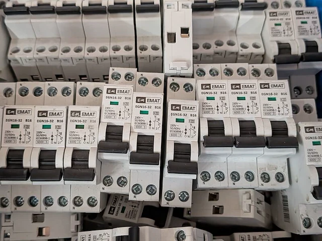 Partij elektrische installatiecomponenten - afbeelding 10 van  19