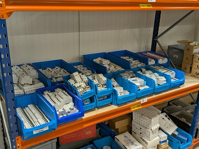 Partij elektrische installatiecomponenten - afbeelding 1 van  19