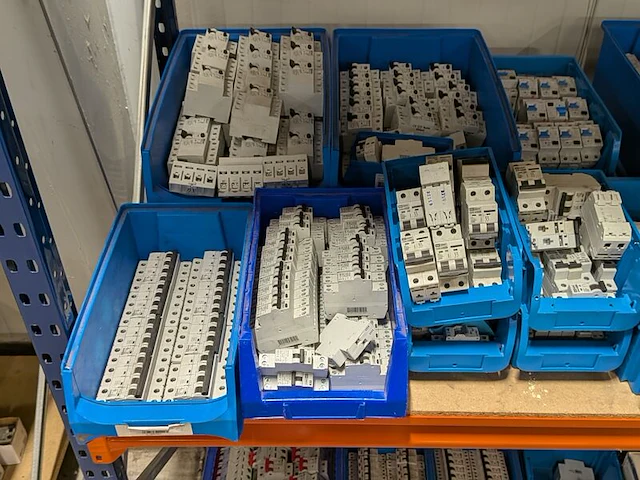 Partij elektrische installatiecomponenten - afbeelding 12 van  19