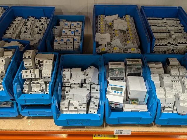 Partij elektrische installatiecomponenten - afbeelding 13 van  19