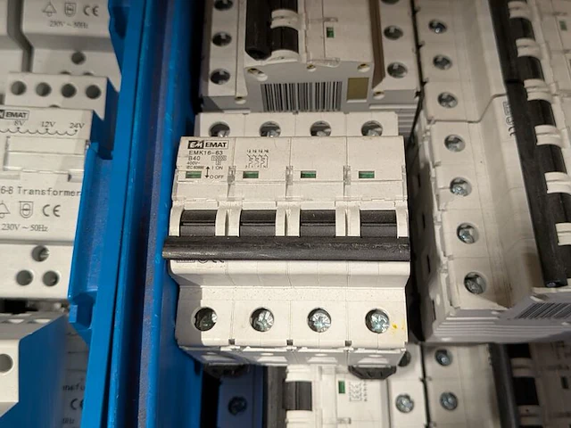 Partij elektrische installatiecomponenten - afbeelding 15 van  19