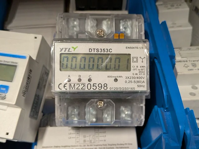 Partij elektrische installatiecomponenten - afbeelding 18 van  19
