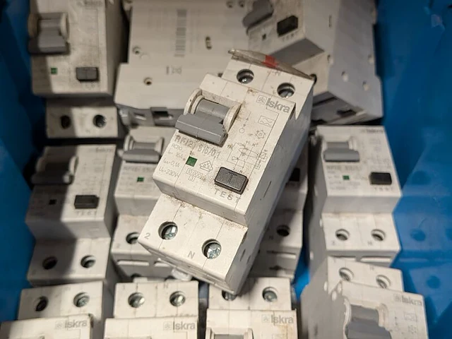 Partij elektrische installatiecomponenten - afbeelding 19 van  19