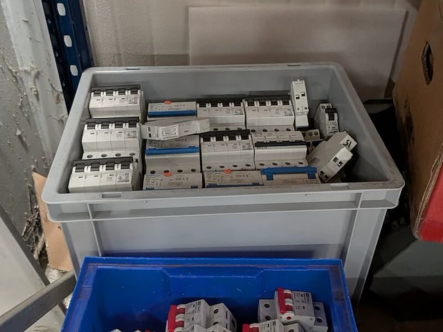 Partij elektrische installatiecomponenten - afbeelding 4 van  10