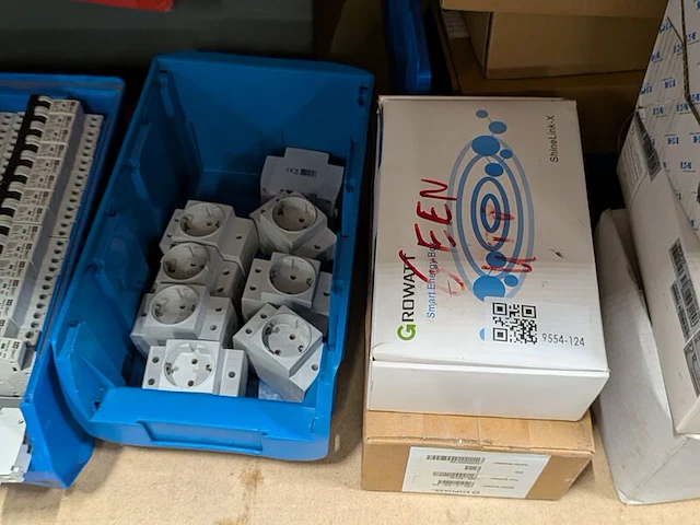 Partij elektrische installatiecomponenten - afbeelding 6 van  10