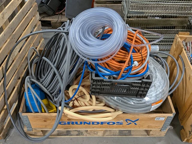Partij elektrische kabels, mantelbuizenen kunststof leidingen - afbeelding 1 van  7