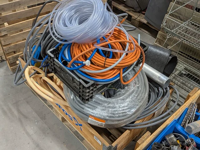 Partij elektrische kabels, mantelbuizenen kunststof leidingen - afbeelding 2 van  7
