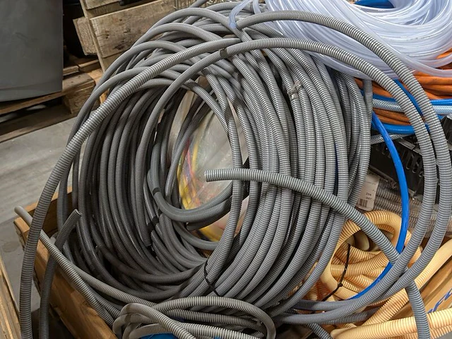Partij elektrische kabels, mantelbuizenen kunststof leidingen - afbeelding 5 van  7