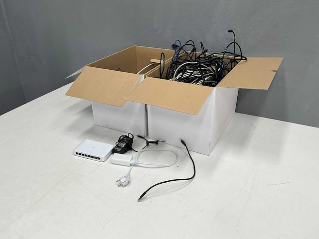 Partij elektrische kabels - afbeelding 1 van  11