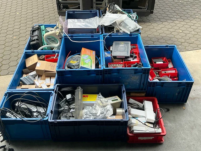 Partij elektrische onderdelen - afbeelding 1 van  11
