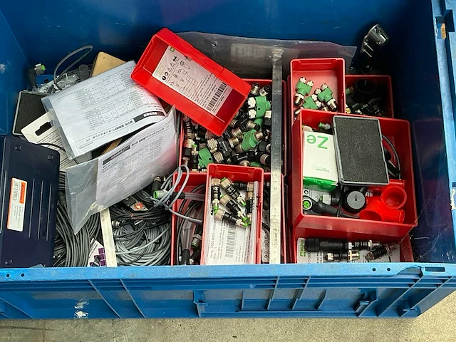 Partij elektrische onderdelen - afbeelding 2 van  8