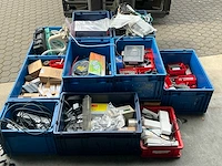 Partij elektrische onderdelen