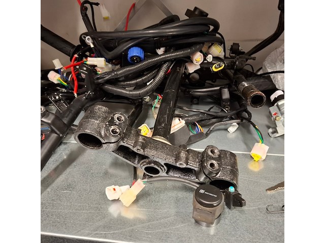 Partij elektrische scooter onderdelen in ca. 3 meter stelling, o.a. e-viball - afbeelding 20 van  52