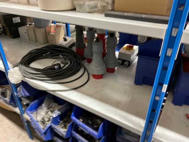 Partij elektromaterialen - afbeelding 16 van  75