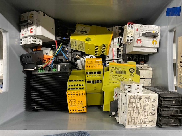 Partij elektromaterialen - afbeelding 66 van  75