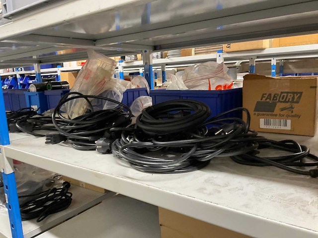 Partij elektromaterialen - afbeelding 70 van  75