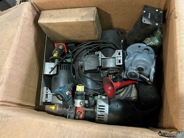 Partij elektromotoren & machineonderdelen - afbeelding 3 van  4