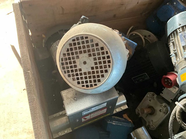 Partij elektromotoren - afbeelding 8 van  8