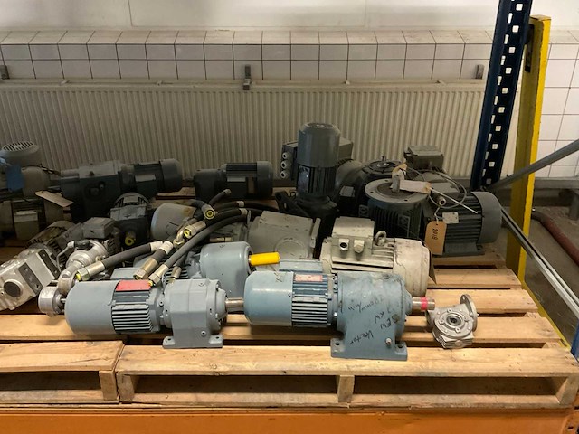 Partij elektromotoren - afbeelding 11 van  17