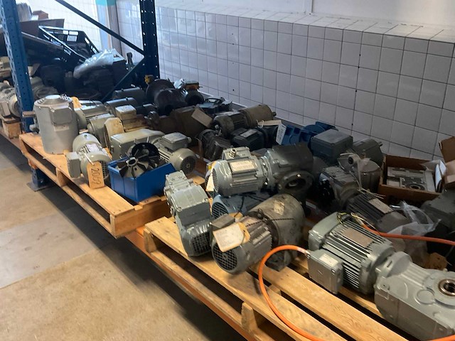 Partij elektromotoren - afbeelding 17 van  17