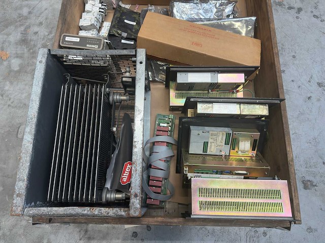 Partij elektronica - voedingen, modules, relais & componenten - afbeelding 2 van  3