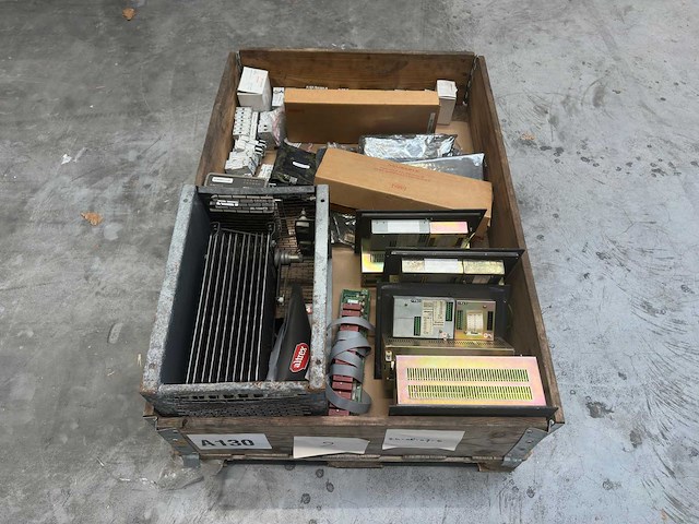 Partij elektronica - voedingen, modules, relais & componenten - afbeelding 1 van  8