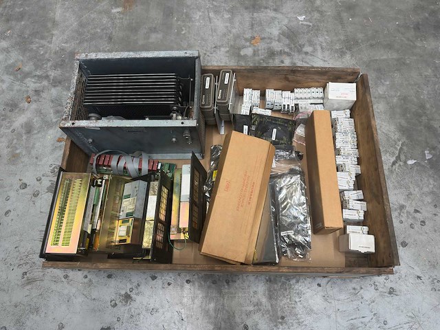 Partij elektronica - voedingen, modules, relais & componenten - afbeelding 4 van  8