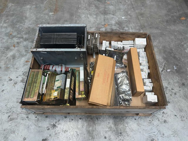 Partij elektronica - voedingen, modules, relais & componenten - afbeelding 8 van  8