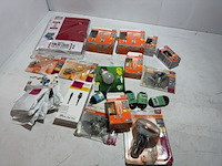 Partij elektronica, diverse merken, lampen, solera accu, kabels - afbeelding 1 van  5