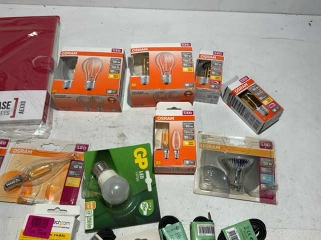 Partij elektronica, diverse merken, lampen, solera accu, kabels - afbeelding 3 van  5