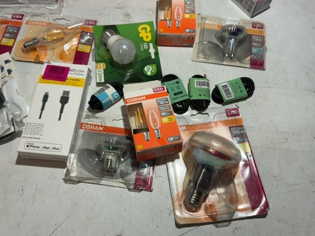 Partij elektronica, diverse merken, lampen, solera accu, kabels - afbeelding 4 van  5