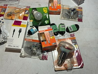 Partij elektronica, diverse merken, lampen, solera accu, kabels - afbeelding 4 van  5