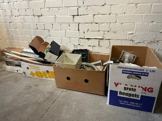 Partij elektronica en bouwmaterialen w.o. grote beugels w.o. microtik, tp-link - afbeelding 1 van  7