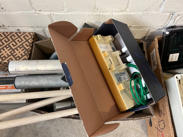 Partij elektronica en bouwmaterialen w.o. grote beugels w.o. microtik, tp-link - afbeelding 4 van  7
