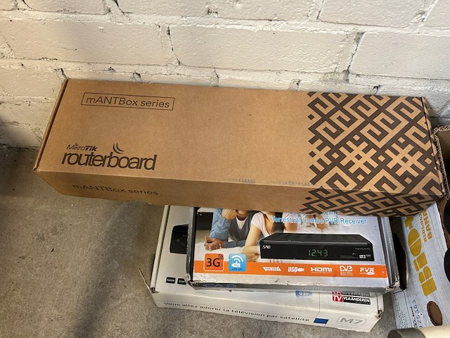 Partij elektronica en bouwmaterialen w.o. grote beugels w.o. microtik, tp-link - afbeelding 5 van  7