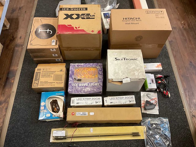 Partij elektronica en geluid - afbeelding 1 van  6