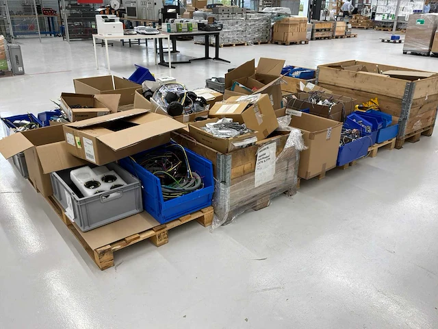 Partij elektronica en toebehoren voor laadpalen - afbeelding 1 van  13
