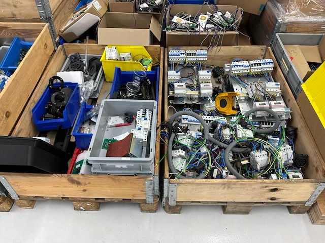 Partij elektronica en toebehoren voor laadpalen - afbeelding 6 van  13