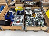Partij elektronica en toebehoren voor laadpalen - afbeelding 6 van  13
