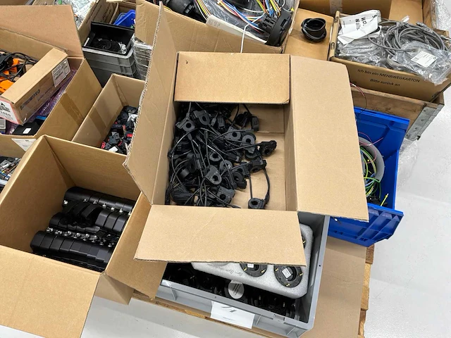 Partij elektronica en toebehoren voor laadpalen - afbeelding 7 van  13
