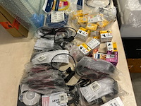 Partij elektronica en verlichting, w.o. basetech, philips - afbeelding 1 van  9