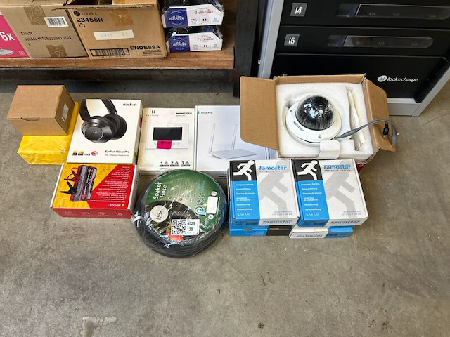 Partij elektronica, installatiematerialen en beveiligingsapparatuur w.o. earfun, hikvision, bastion - afbeelding 1 van  10