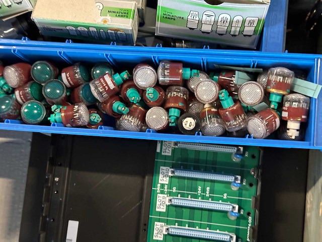 Partij elektronica, lampen & schakelmateriaal - afbeelding 2 van  11