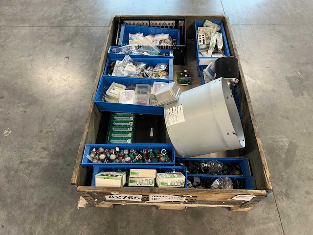 Partij elektronica, lampen & schakelmateriaal - afbeelding 1 van  11