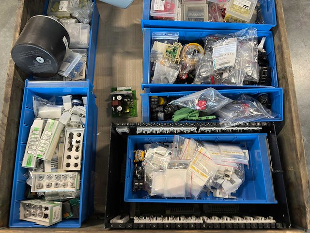 Partij elektronica, lampen & schakelmateriaal - afbeelding 4 van  11